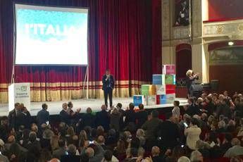 Renzi a Palermo per il Sì, proteste degli studenti in corteo Renzi a Palermo per il Sì, proteste degli studenti in corteo