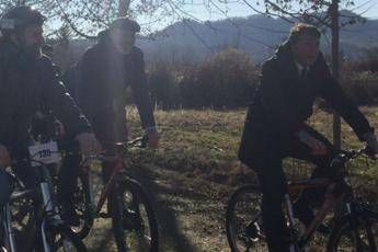 Renzi in bici e l'ironia sulla 'coppa Cobram' Renzi in bici e l'ironia sulla 'coppa Cobram'