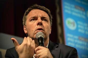 Diciotti, Renzi: Restiamo umani, fateli scendere Diciotti, Renzi: Restiamo umani, fateli scendere