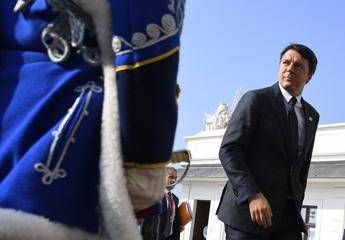 Vertice Ue, Renzi contro Merkel e Hollande su crescita e migranti Vertice Ue, Renzi contro Merkel e Hollande su crescita e migranti