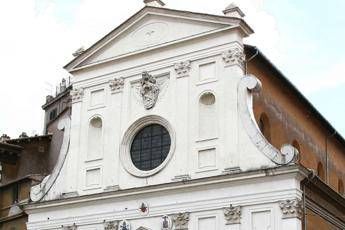 Paura in chiesa a Roma: sfregia statua e minaccia suora Paura in chiesa a Roma: sfregia statua e minaccia suora