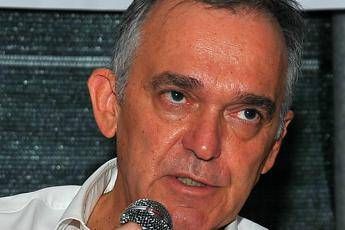 Enrico Rossi in radio: Renzi bischero? Sì, non ne infila più una Enrico Rossi in radio: Renzi bischero? Sì, non ne infila più una