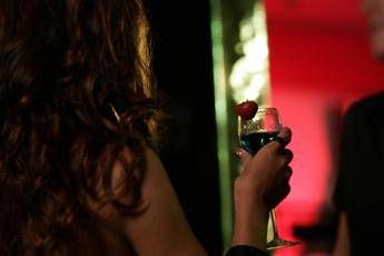 Droga nel drink, poi la violentano in tre Droga nel drink, poi la violentano in tre