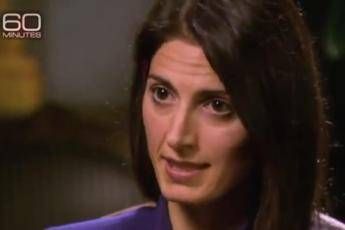 Raggi intervistata dalla Cbs sfoggia un inglese impeccabile /Video Raggi intervistata dalla Cbs sfoggia un inglese impeccabile /Video