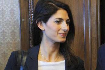 Compleanno al lavoro per Virginia Raggi, fiori in Campidoglio per la sindaca Compleanno al lavoro per Virginia Raggi, fiori in Campidoglio per la sindaca
