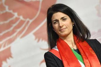 'Patata bollente', bufera su Libero. Raggi: Chiederò risarcimento 'Patata bollente', bufera su Libero. Raggi: Chiederò risarcimento
