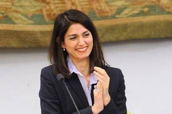 Virginia Raggi canta il tormentone dell'estate Virginia Raggi canta il tormentone dell'estate