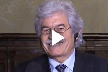 Razzi supera Crozza: In Senato ognuno fa i razzi loro /Video Razzi supera Crozza: In Senato ognuno fa i razzi loro /Video