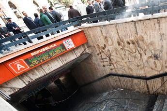 Roma, paura in metro: tenta di prendere mitra a militare Roma, paura in metro: tenta di prendere mitra a militare