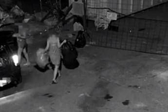 Gettano rifiuti in strada, sindaco li smaschera e posta video su Fb /Guarda