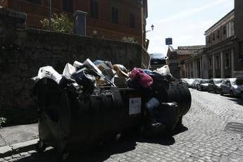 Rifiuti Roma, arriva sì dell'Abruzzo: 'ok a 300 tonnellate da Lazio' Rifiuti Roma, arriva sì dell'Abruzzo: 'ok a 300 tonnellate da Lazio'