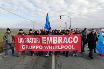 Whirlpool, lavoratori in corteo contro i licenziamenti Whirlpool, lavoratori in corteo contro i licenziamenti