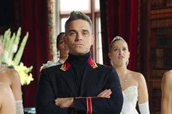Robbie Williams ruba la scena a X Factor, ecco perché /Video Robbie Williams ruba la scena a X Factor, ecco perché /Video