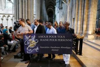 Rouen, cattolici e musulmani insieme alla messa in cattedrale Rouen, cattolici e musulmani insieme alla messa in cattedrale