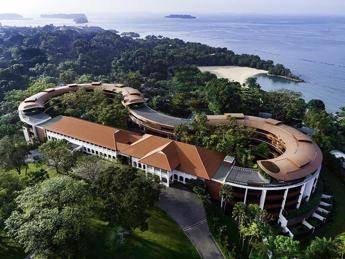 Singapore, storica stretta di mano tra Trump e Kim