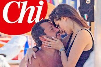 Salvini-Isoardi, coccole 'hot' in spiaggia Salvini-Isoardi, coccole 'hot' in spiaggia