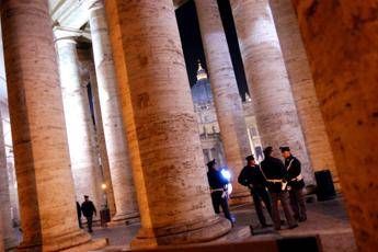 Roma, auto su pedoni a San Pietro: tra feriti anche bambini Roma, auto su pedoni a San Pietro: tra feriti anche bambini