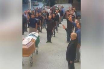 'Camerata presente', saluto romano al funerale del professore 'Camerata presente', saluto romano al funerale del professore
