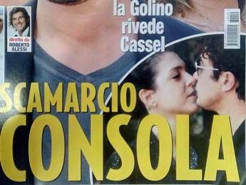 Riccardo Scamarcio bacia un'altra mora