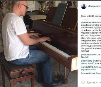 Alfonso Signorini suona Beethoven, ma c'è chi lo accusa di 'barare' Alfonso Signorini suona Beethoven, ma c'è chi lo accusa di 'barare'