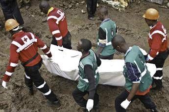 Forti piogge fanno crollare edificio di sei piani, almeno sette morti
