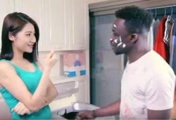 Ragazzo nero esce cinese dalla lavatrice, lo spot (razzista?) infiamma il web /Video Ragazzo nero esce cinese dalla lavatrice, lo spot (razzista?) infiamma il web /Video