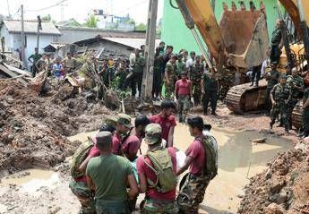 Sri Lanka, montagna di rifiuti su baraccopoli: 16 morti Sri Lanka, montagna di rifiuti su baraccopoli: 16 morti