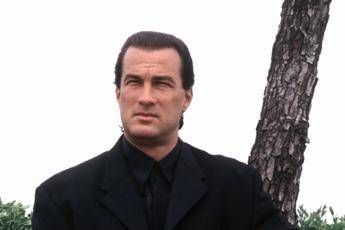 Putin concede la cittadinanza a Steven Seagal Putin concede la cittadinanza a Steven Seagal