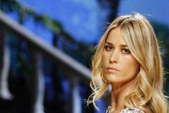 Una pugnalata, il dolore di Elena Santarelli Una pugnalata, il dolore di Elena Santarelli