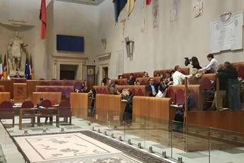 Rifiuti, protesta Pd: sacchetti di spazzatura in aula Campidoglio Rifiuti, protesta Pd: sacchetti di spazzatura in aula Campidoglio