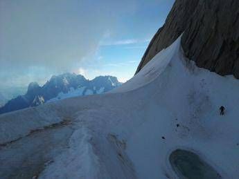 Monte Bianco, precipitano per 50 metri: recuperati sacerdoti alpinisti Monte Bianco, precipitano per 50 metri: recuperati sacerdoti alpinisti