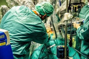 Bimba nasce con cuore fuori dal petto Bimba nasce con cuore fuori dal petto