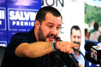 Non senti più la puzza?, tifosi Napoli contro Salvini Non senti più la puzza?, tifosi Napoli contro Salvini