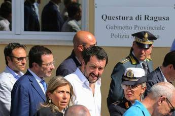Migranti, Salvini: Minniti ha fatto discreto lavoro Migranti, Salvini: Minniti ha fatto discreto lavoro