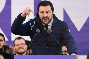 Salvini in piazza con rosario e Vangelo Salvini in piazza con rosario e Vangelo