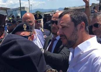 Salvini nel campo migranti: Qua si schiatta Salvini nel campo migranti: Qua si schiatta