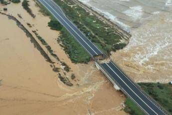 Maltempo, è allerta rossa: crolla ponte a Cagliari Maltempo, è allerta rossa: crolla ponte a Cagliari