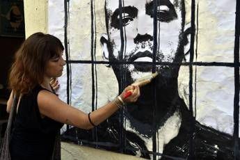 Saviano 'dietro le sbarre' sotto casa di Salvini Saviano 'dietro le sbarre' sotto casa di Salvini