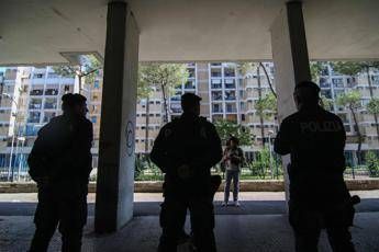 Giovane cade da una Vela di Scampia e muore Giovane cade da una Vela di Scampia e muore