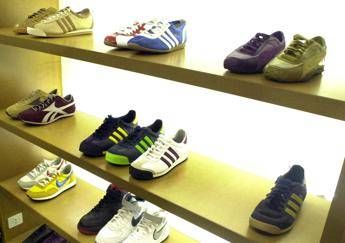 Vestiti e scarpe, crollano i consumi Vestiti e scarpe, crollano i consumi