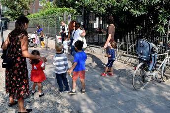 Milano, scuola chiusa per blatte Milano, scuola chiusa per blatte