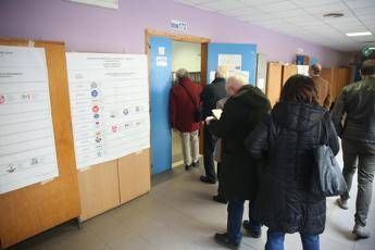 Alle 12 affluenza al 19,43% Alle 12 affluenza al 19,43%