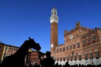 Palio di Siena, vince la Contrada del Drago Palio di Siena, vince la Contrada del Drago