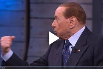 Berlusconi show in tv: Sto bene. E mostra i muscoli /Video Berlusconi show in tv: Sto bene. E mostra i muscoli /Video