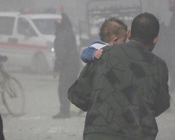 In fuga sotto le bombe, la tragedia dei bimbi siriani In fuga sotto le bombe, la tragedia dei bimbi siriani