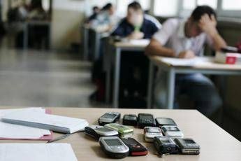Pugno alla prof che gli ritira il telefonino Pugno alla prof che gli ritira il telefonino