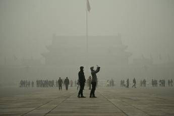 Allarme rosso a Pechino, lo smog fa paura Allarme rosso a Pechino, lo smog fa paura