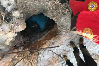 Speleologo intrappolato, ci vorranno ore per liberarlo Speleologo intrappolato, ci vorranno ore per liberarlo