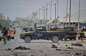 Autobomba a Mogadiscio, almeno 50 morti Autobomba a Mogadiscio, almeno 50 morti