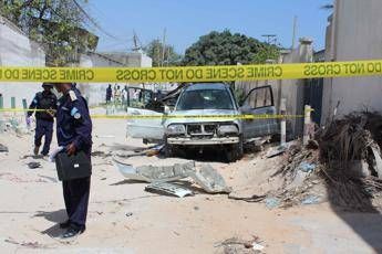 'Security forces hold two Al-Jazeera journalists in Somalia' 'Security forces hold two Al-Jazeera journalists in Somalia'